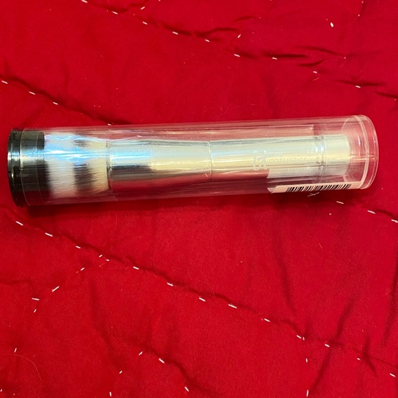 It Cosmetics Foundation Brush - Picture 2 of 6